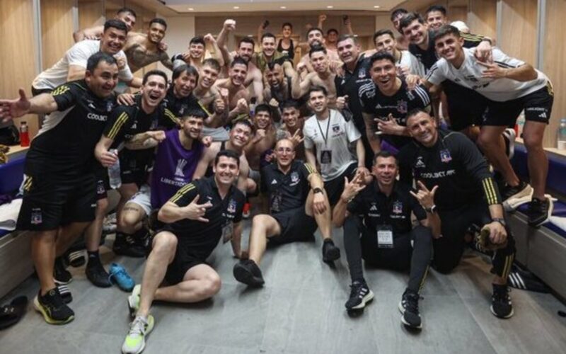 Jugadores de Colo-Colo posando en una foto grupal en el camarín.