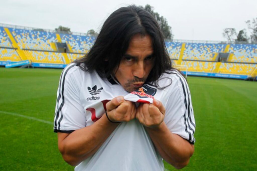 Gabriel Mendoza besando el escudo de Colo-Colo de su camiseta.