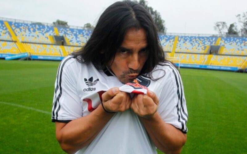 Gabriel Mendoza besando el escudo de Colo-Colo de su camiseta.