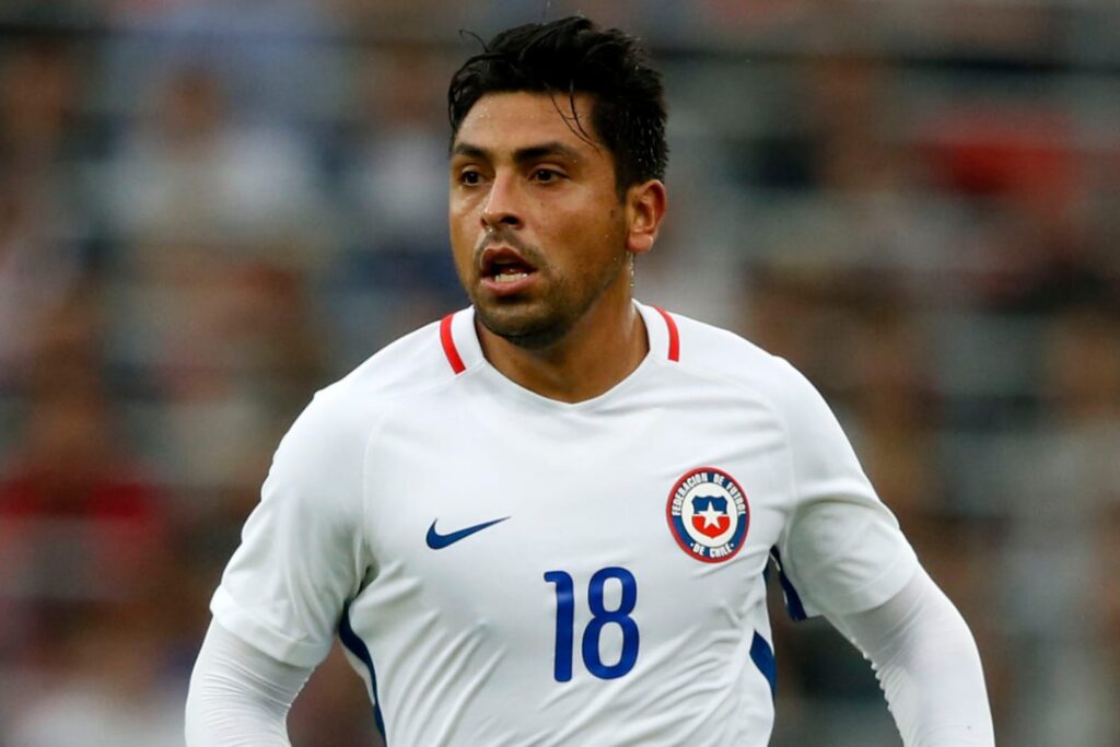 Gonzalo Jara con la camiseta blanca de la Selección Chilena.