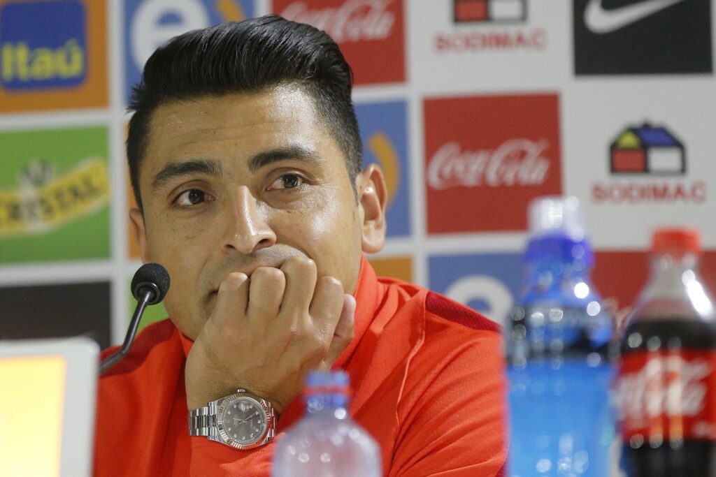 Primer plano a Gonzalo Jara en una conferencia de la Selección Chilena.