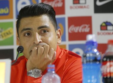 Primer plano a Gonzalo Jara en una conferencia de la Selección Chilena.