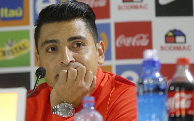 Primer plano a Gonzalo Jara en una conferencia de la Selección Chilena.