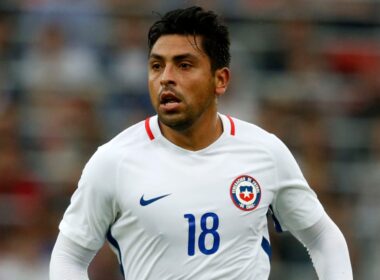 Gonzalo Jara con la camiseta blanca de la Selección Chilena.