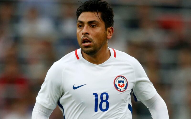 Gonzalo Jara con la camiseta blanca de la Selección Chilena.