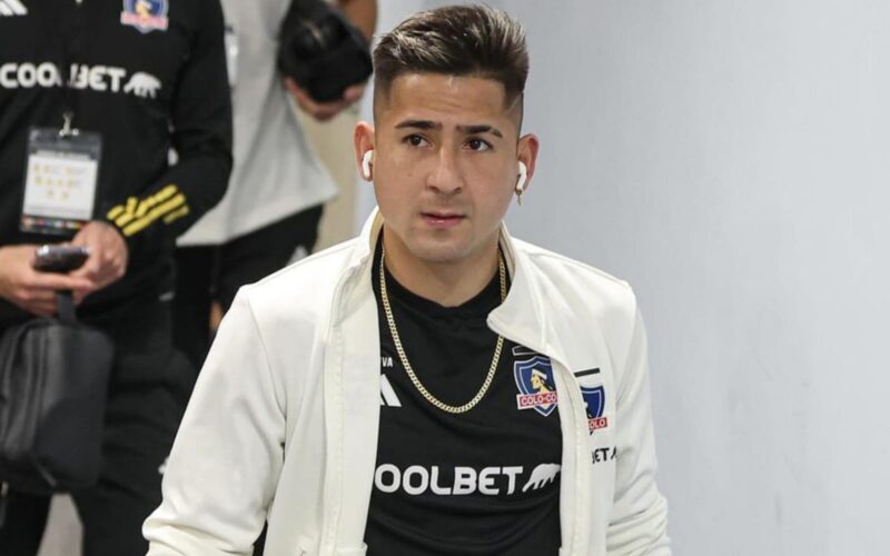 Guillermo Paiva con indumentaria de Colo-Colo.