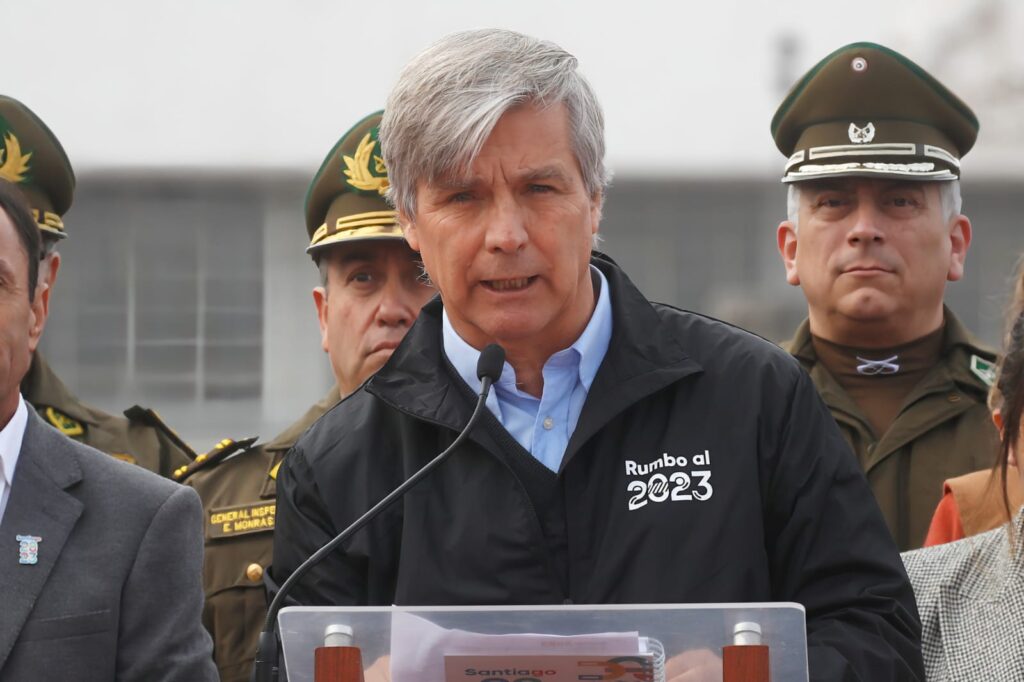 Harold Mayne-Nicholls dando un discurso sobre una tarima.