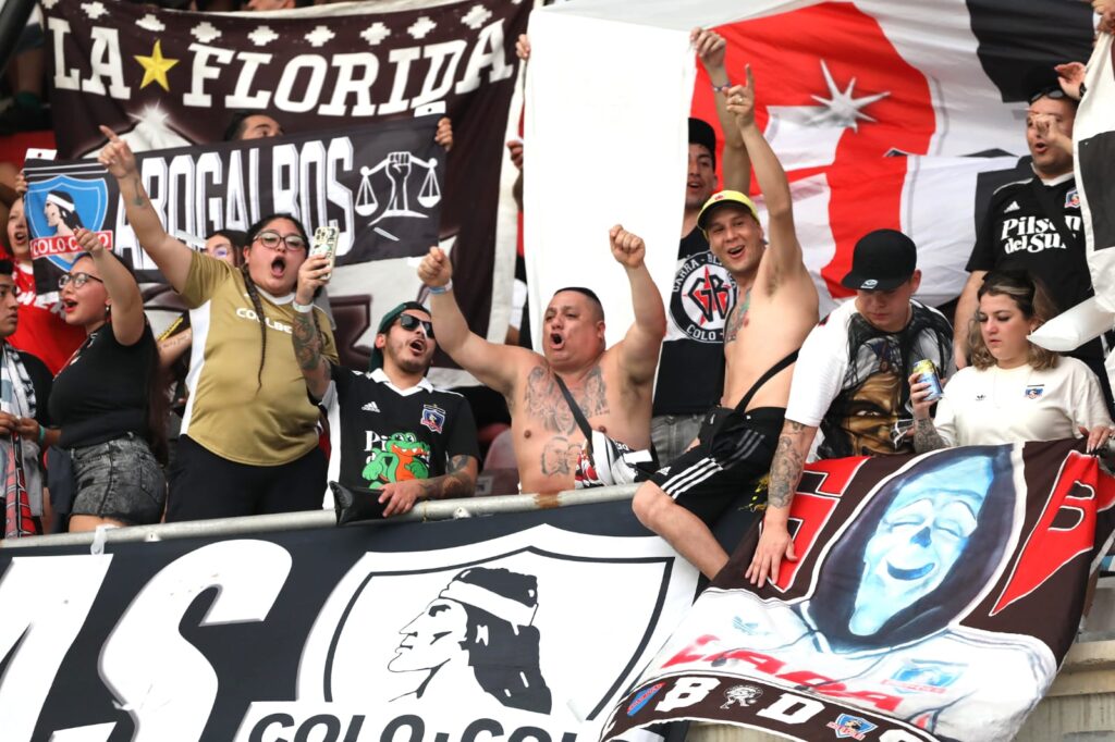 Hinchas de Colo-Colo cantando durante el partido frente a Junior de Barranquilla en Copa Libertadores.