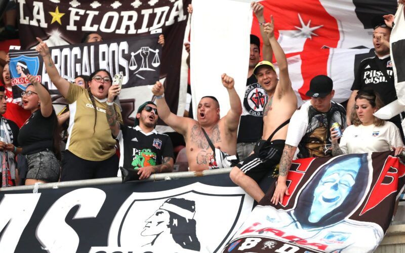 Hinchas de Colo-Colo cantando durante el partido frente a Junior de Barranquilla en Copa Libertadores.