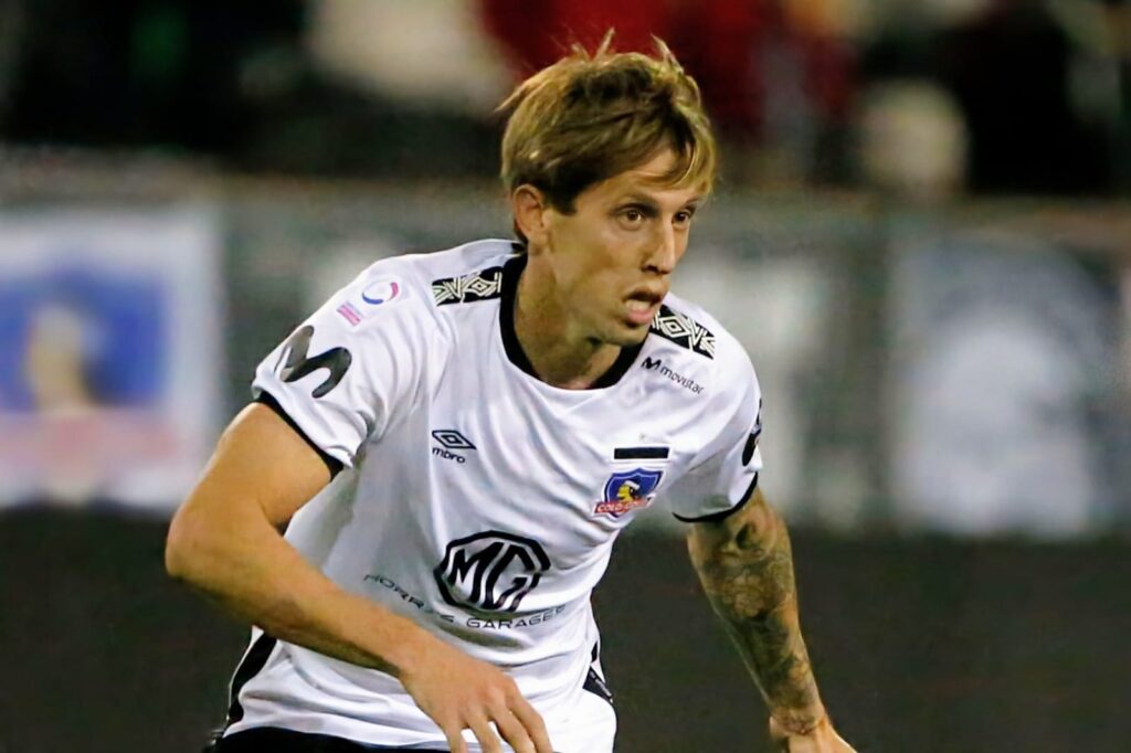 Iván Rossi con la camiseta de Colo-Colo en el Estadio Monumental.