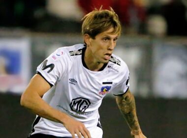 Iván Rossi con la camiseta de Colo-Colo en el Estadio Monumental.