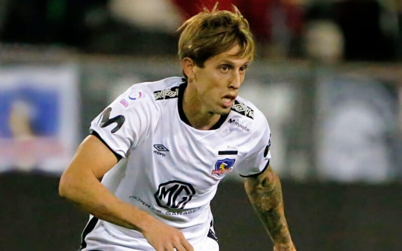 Iván Rossi con la camiseta de Colo-Colo en el Estadio Monumental.