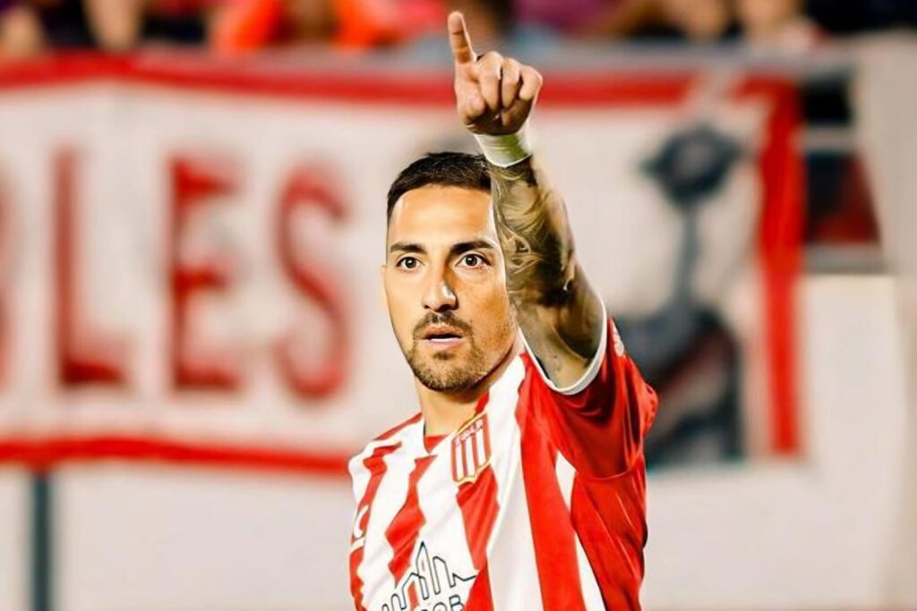 Javier Correa celebrando un gol con la camiseta de Estudiantes de La Plata.