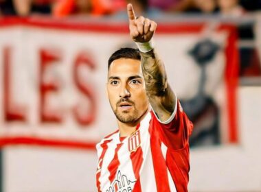 Javier Correa celebrando un gol con la camiseta de Estudiantes de La Plata.