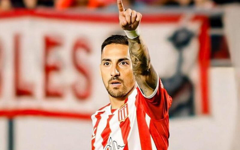 Javier Correa celebrando un gol con la camiseta de Estudiantes de La Plata.