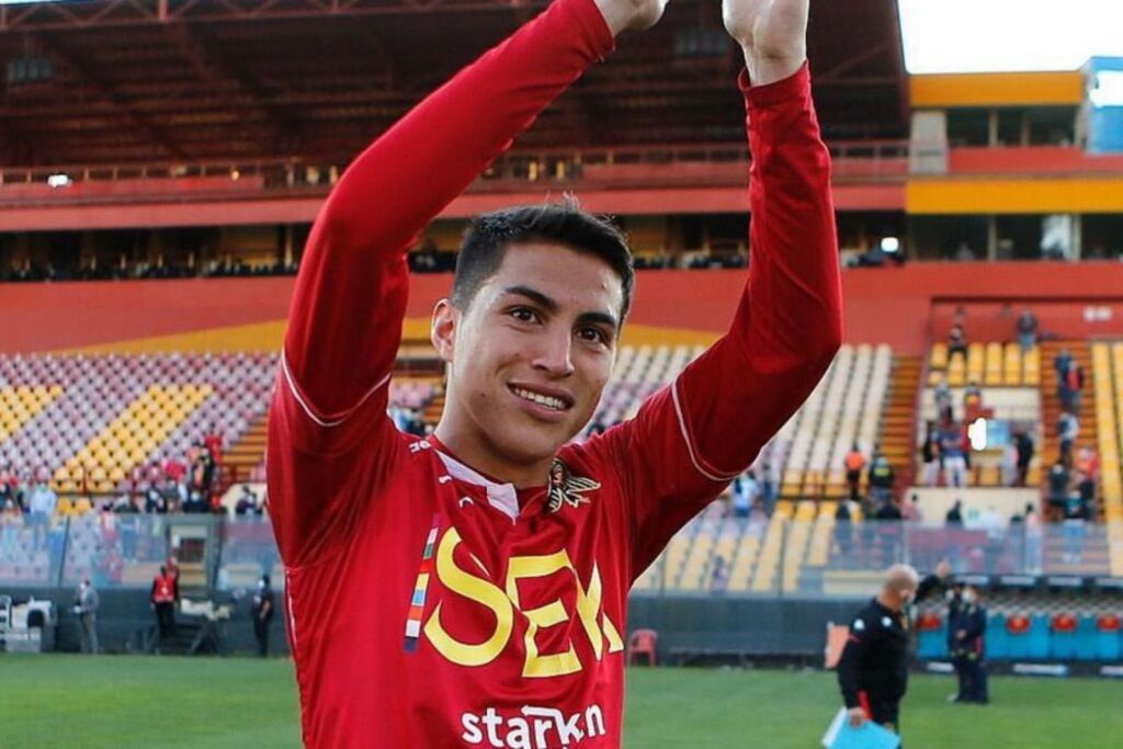 Jonathan Villagra aplaudiendo al público de Unión Española en el Estadio Santa Laura.