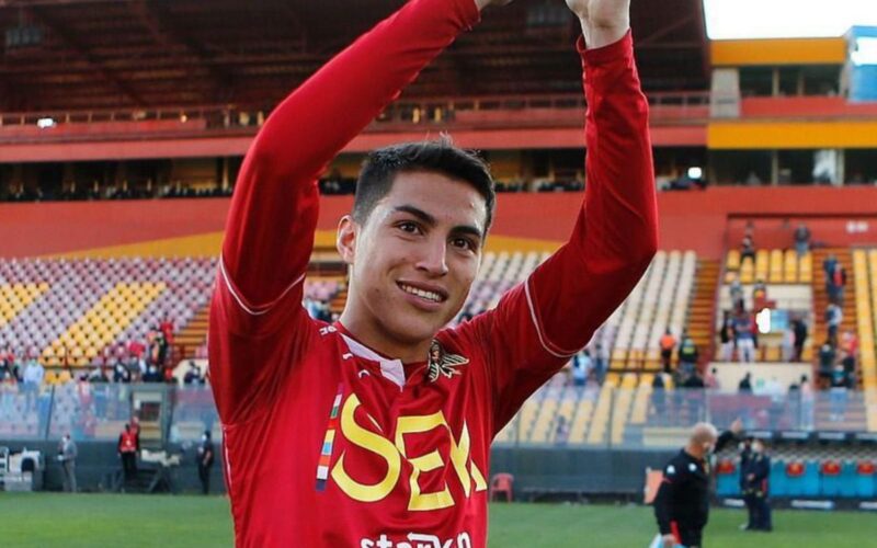 Jonathan Villagra aplaudiendo al público de Unión Española en el Estadio Santa Laura.