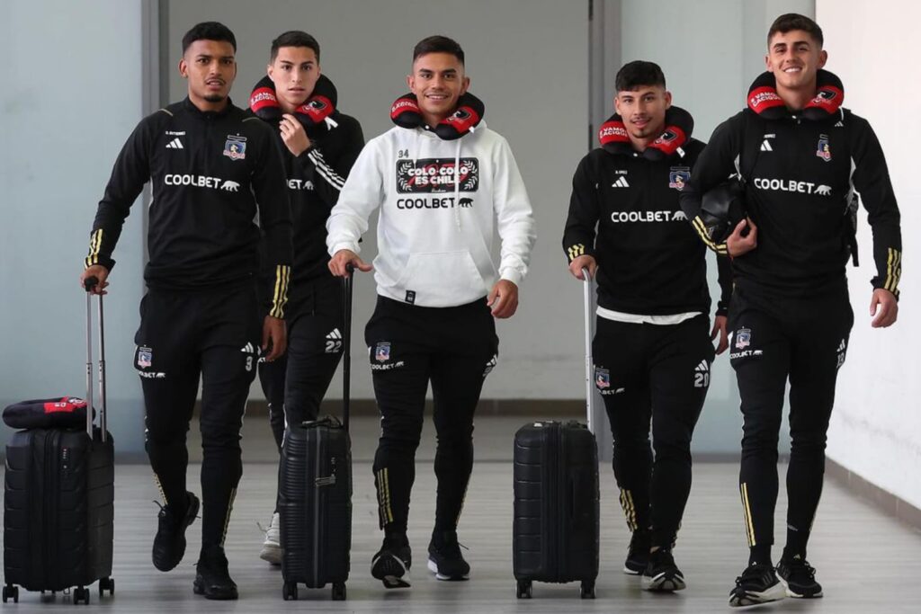 Jonathan Villagra llegando con el plantel de Colo-Colo al aeropuerto de Barranquilla.