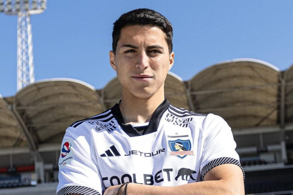 Primer plano a Jonathan Villagra con camiseta de Colo-Colo.