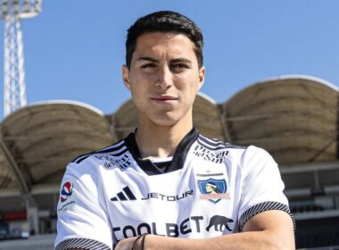 Primer plano a Jonathan Villagra con camiseta de Colo-Colo.