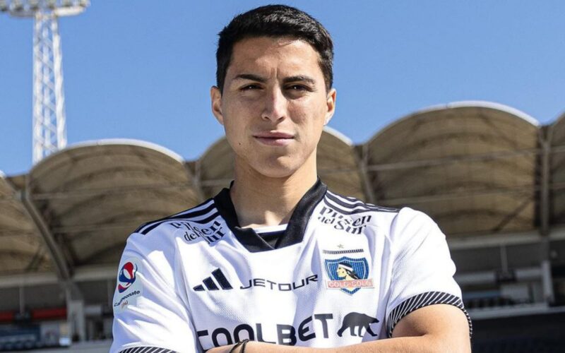 Primer plano a Jonathan Villagra con camiseta de Colo-Colo.