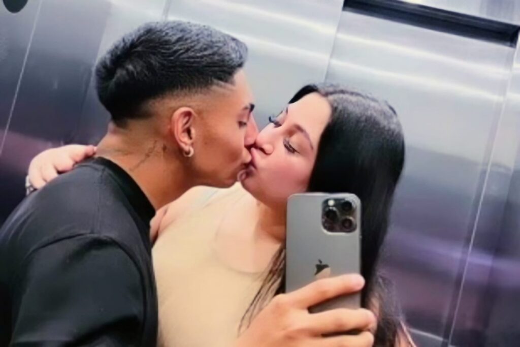 Jordhy Thompson y Camila Sepúlveda besándose en un ascensor.