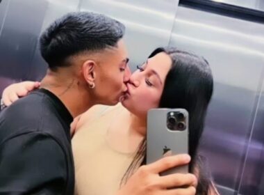 Jordhy Thompson y Camila Sepúlveda besándose en un ascensor.