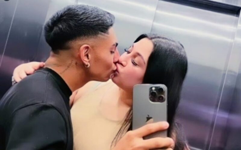 Jordhy Thompson y Camila Sepúlveda besándose en un ascensor.