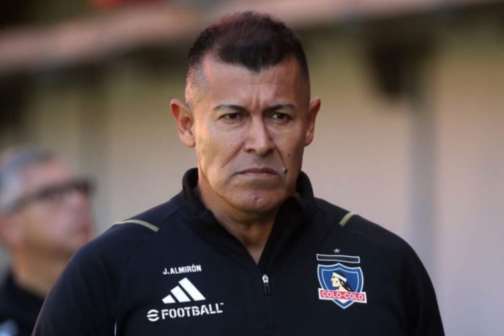 Jorge Almirón durante un partido de Colo-Colo con cara de molestia.