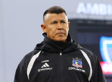 Primer plano a Jorge Almirón con indumentaria de Colo-Colo.