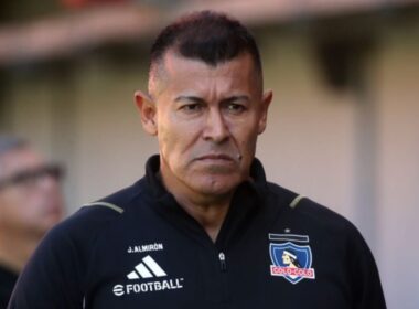 Jorge Almirón durante un partido de Colo-Colo con cara de molestia.