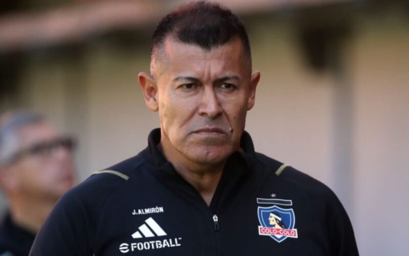 Jorge Almirón durante un partido de Colo-Colo con cara de molestia.