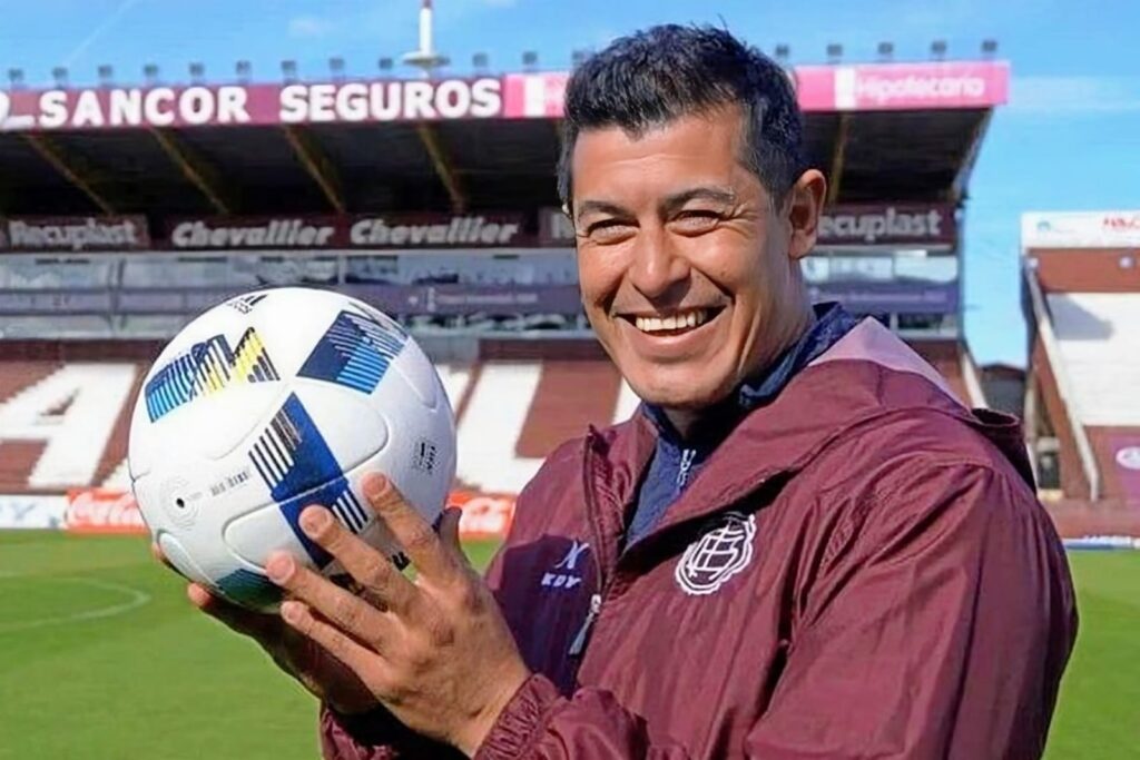 Jorge Almirón durante su paso como entrenador de Lanús.