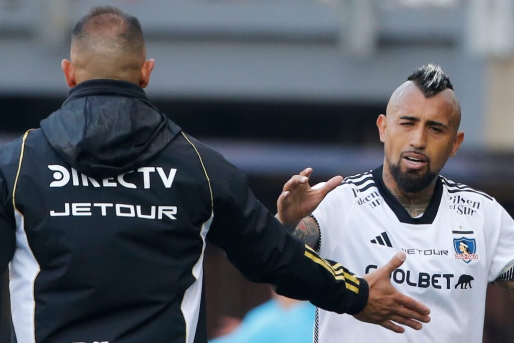 Jorge Almirón y Arturo Vidal saludándose durante un partido de Colo-Colo.