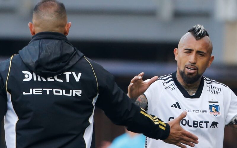 Jorge Almirón y Arturo Vidal saludándose durante un partido de Colo-Colo.