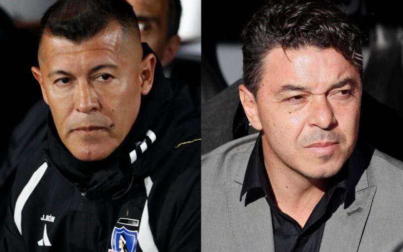 Primer plano a los rostros de Jorge Almirón y Marcelo Gallardo en el banco de suplentes.