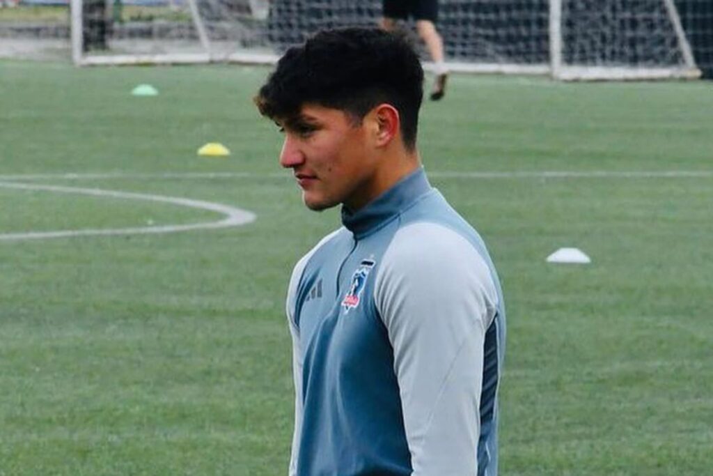 Juan Pablo Canales entrenando con indumentaria de Colo-Colo en el Estadio Monumental.