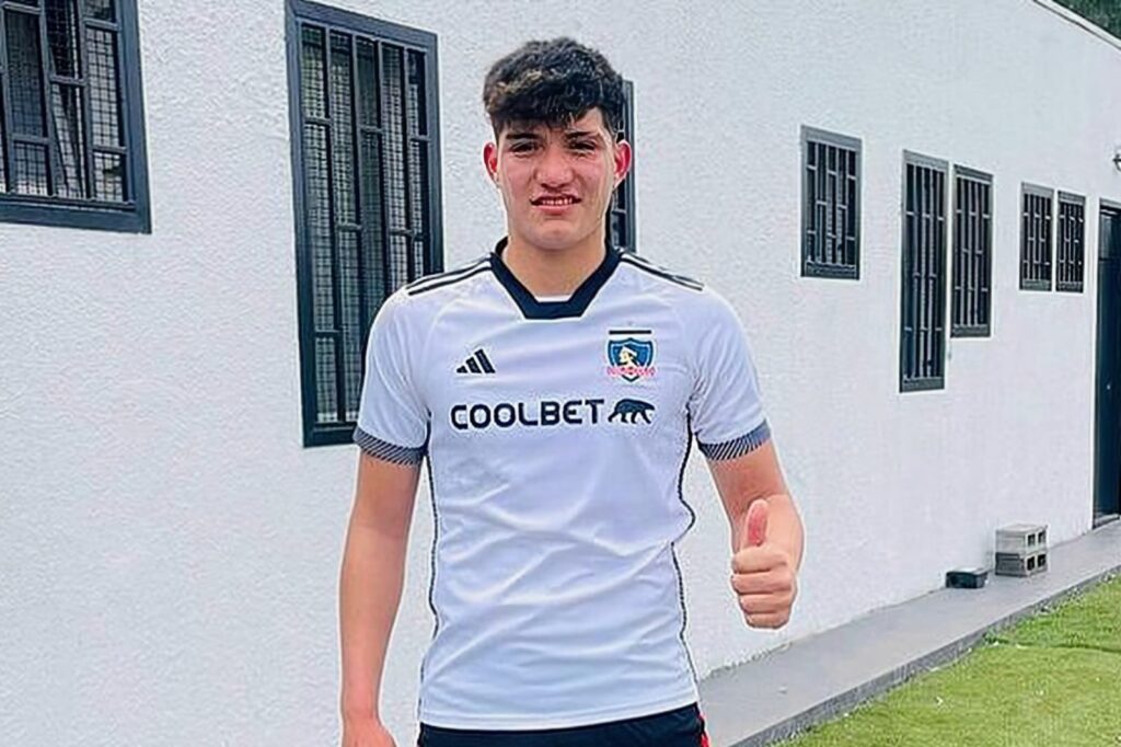 Juan Pablo Canales posando con la camiseta de Colo-Colo.