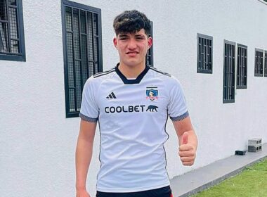 Juan Pablo Canales posando con la camiseta de Colo-Colo.