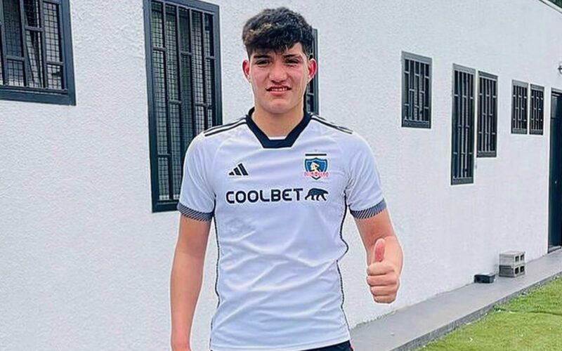 Juan Pablo Canales posando con la camiseta de Colo-Colo.