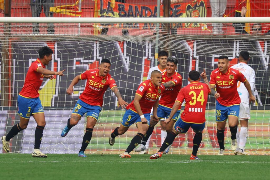 Leandro Benegas celebrando su gol con Unión Española contra Cobreloa.