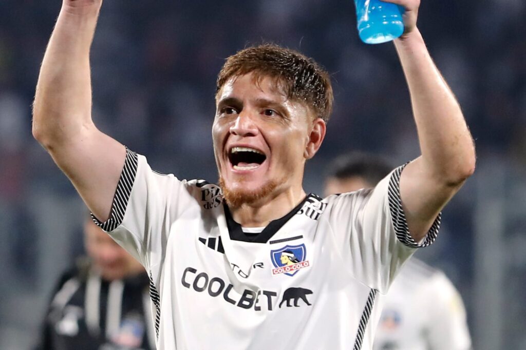 Leonardo Gil celebrando un triunfo con Colo-Colo.