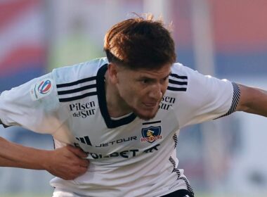 Leonardo Gil enfrentando a Universidad de Chile con la camiseta blanca de Colo-Colo.