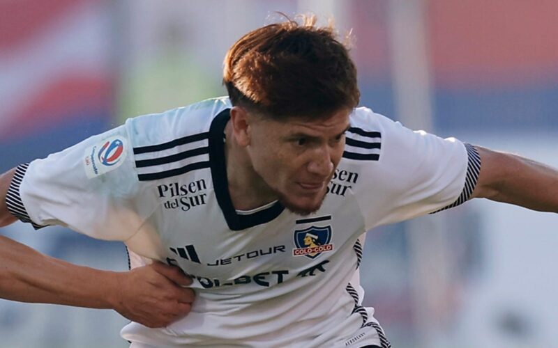 Leonardo Gil enfrentando a Universidad de Chile con la camiseta blanca de Colo-Colo.