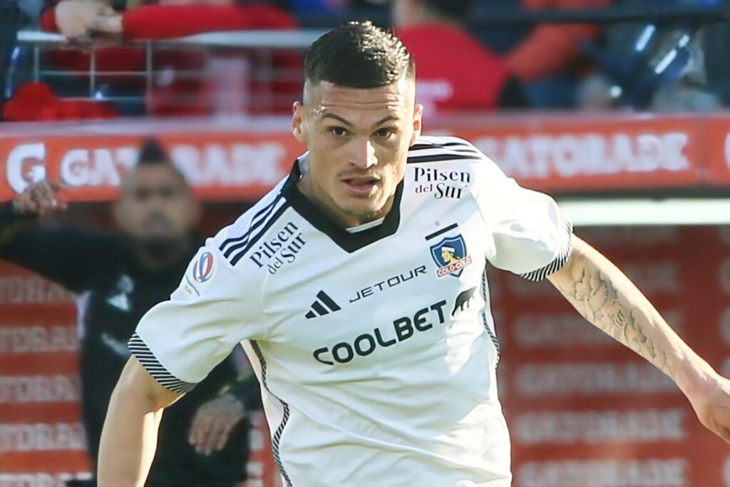 Primer plano a Lucas Cepeda durante el Superclásico en el Estadio Nacional.