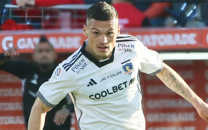 Primer plano a Lucas Cepeda durante el Superclásico en el Estadio Nacional.