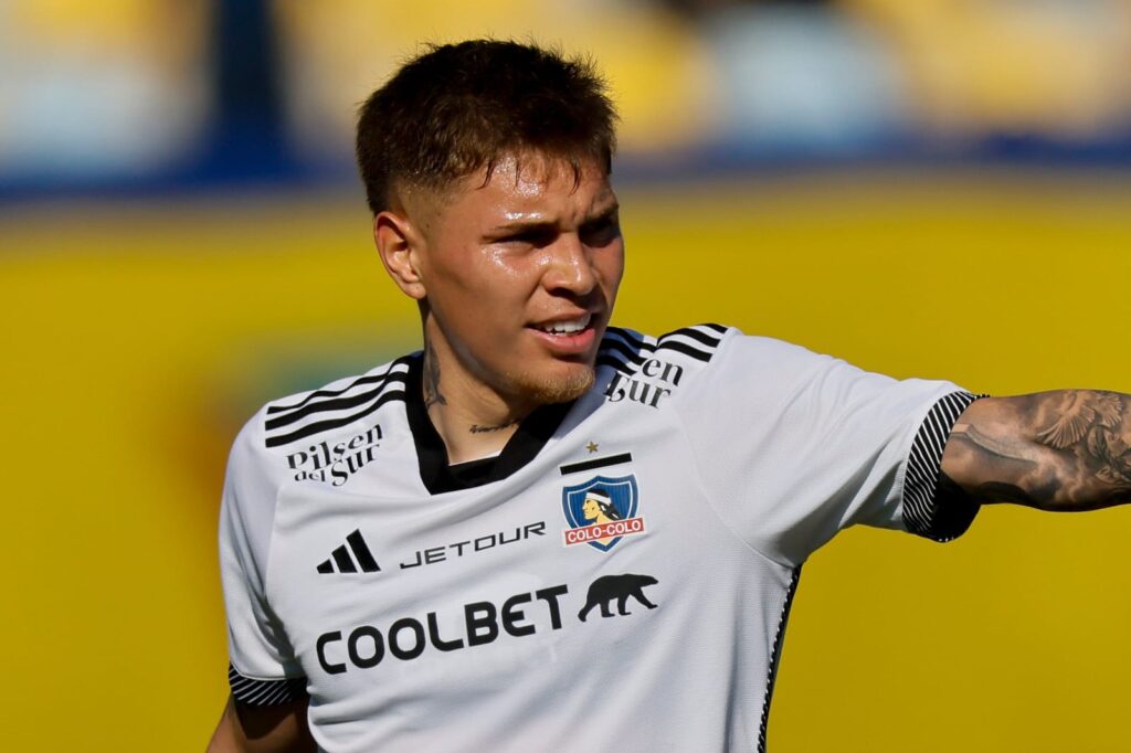 Lucas Soto disputando el partido de Colo-Colo vs Everton de Viña del Mar en el Estadio Sausalito.