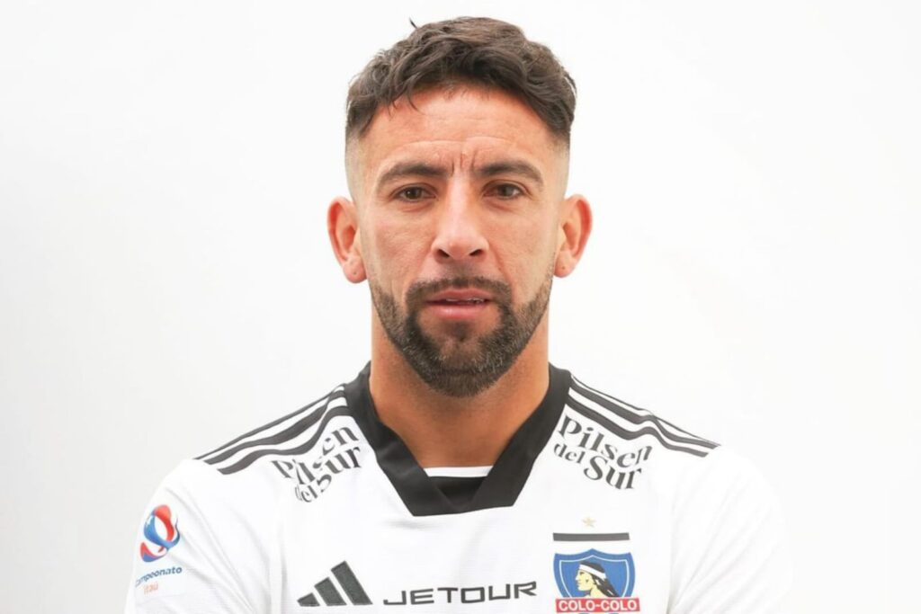 Mauricio Isla presentado con camiseta de Colo-Colo.