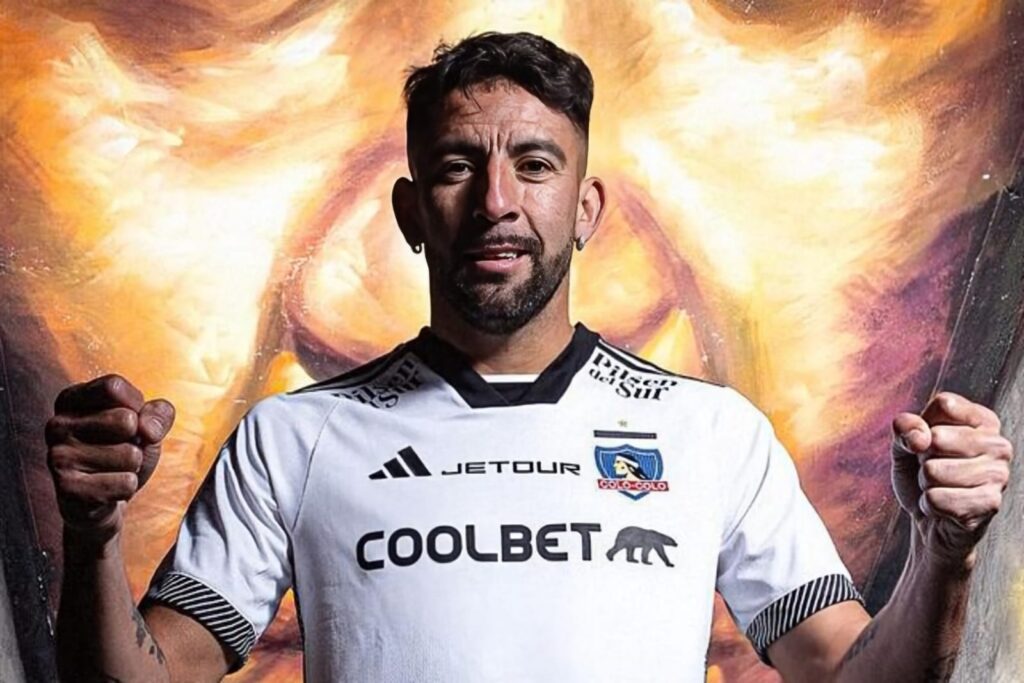 Mauricio Isla en su presentación en redes sociales como jugador de Colo-Colo.