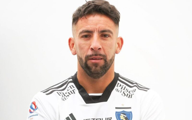 Mauricio Isla presentado con camiseta de Colo-Colo.